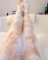 Подружка мылась в ванной и решила отсосать 8 фото