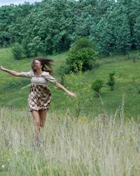 Оголенная красавица проветривает свои прелести 1 фото