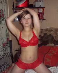 Девушка в красивом красном белье 3 фото