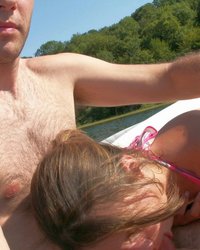 Пососала пенис мужа на катере 18 фото
