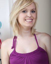 Amanda Bryant возле компьютерного стола показала стриптиз 3 фото